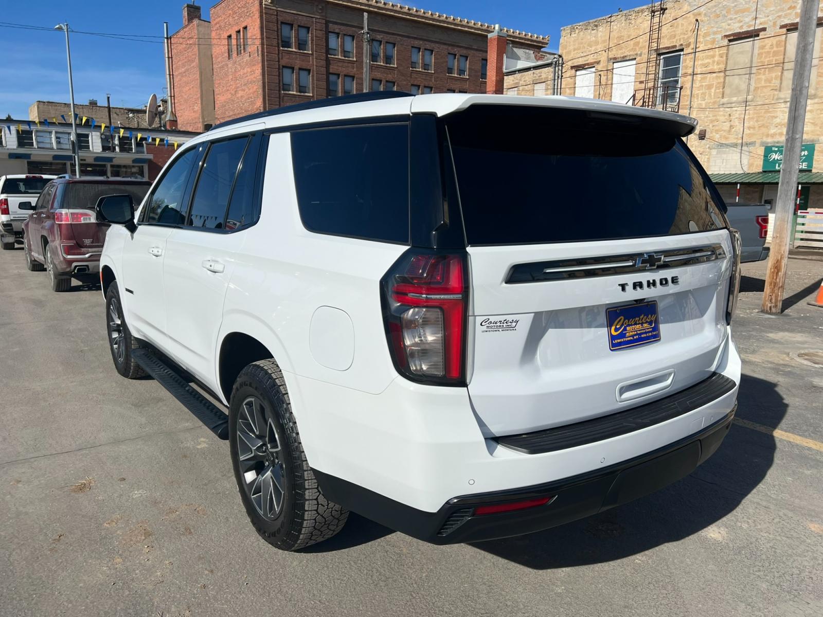 2022 WHITE /Black Chevrolet Tahoe Z71 w/ Luxury Package (1GNSKPKD6NR) with an 5.3L V8 engine, Automatic transmission, located at 116 5th Avenue South, Lewistown, MT, 59457, 47.063877, -109.427879 - Experience the power and luxury of the 2022 Chevrolet Tahoe Z71. This stunning SUV combines rugged durability with unmatched comfort, making it the perfect vehicle for any adventure. Whether you're navigating city streets or exploring off-road trails, the Tahoe Z71 delivers a smooth, responsive ride - Photo #4